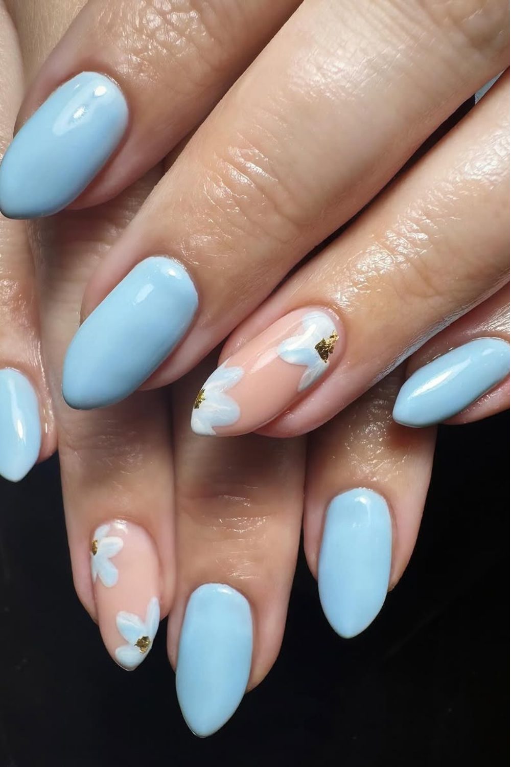 Sky Blue Daisy Nails – Soft and Cheerful