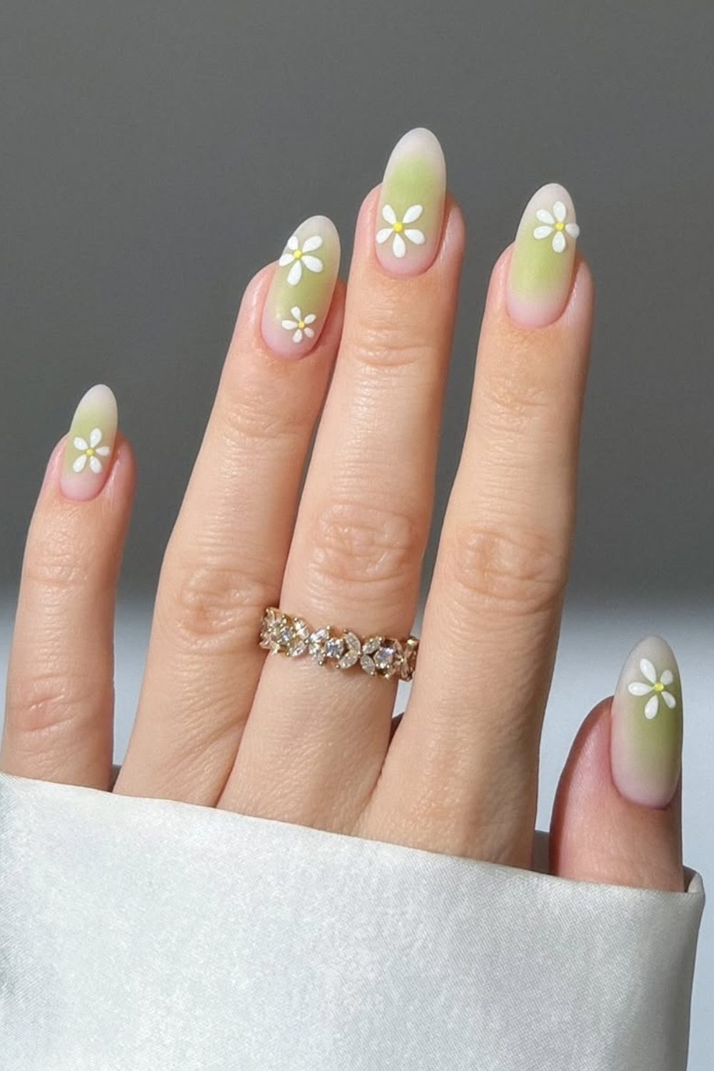 Soft Green Ombré Daisy Nails – Fresh, Feminine & Totally Spring