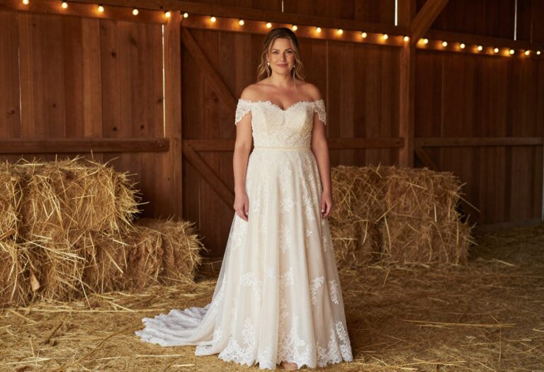 Bride in ivory lace wedding dress in a luxe barn venue